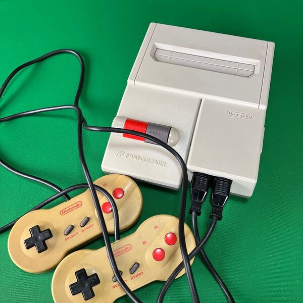 【ジャンク品】 ニューファミコン 本体、コントローラー2個 Nintendo FC ファミリーコンピュータ