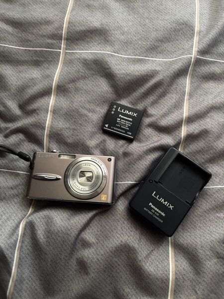 【美品】Panasonic LUMIX DMC-FX30 シルバー コンデジ デジカメ