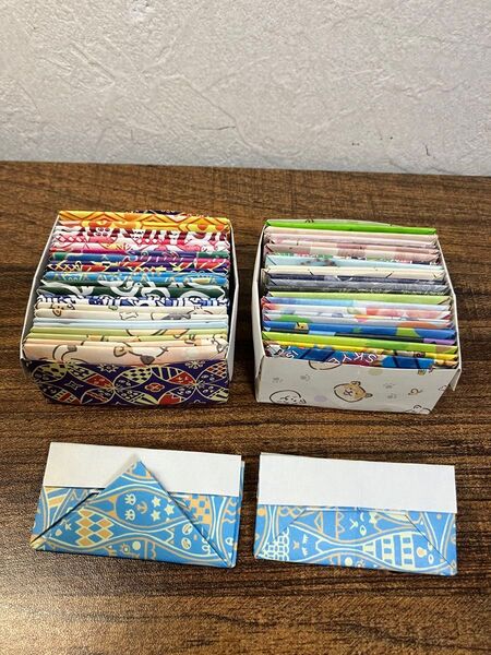 折り紙で折った小さな箱 50枚 (ゴミ箱・小物入れなどに…6cm×6cm 高さ3cm)