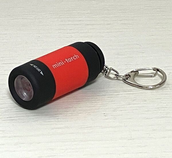USB充電式LED懐中電灯|コンパクト&軽量|カラビナ付き多用途ライト レッド