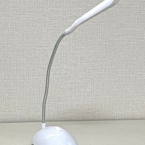 フレキシブルに曲げられるLEDテーブルランプ(白色光)