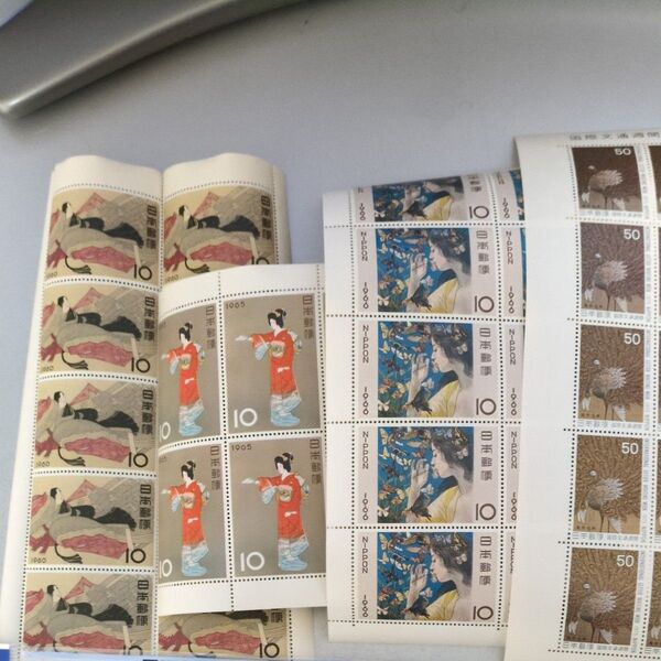 記念切手未使用 切手趣味週間 三十六歌仙 伊勢 序の舞 蝶 各1シート10円30枚国際文通週間 孔雀葵花図50円10枚総額800円