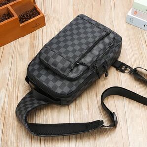 【新品未使用】メンズ ボディバッグ ショルダーバッグ チェック 斜め レザー 黒