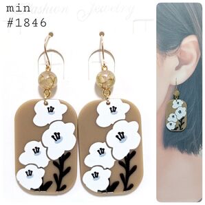 #1846 ベージュの花柄大人ピアス