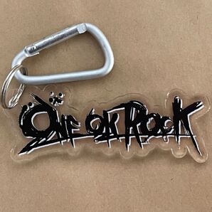 【23-27日以内の発送】【1個】ONE OK ROCK(ワンオクロック)ロゴ入りアクリルキーホルダー【色】黒【サイズ】縦30×横