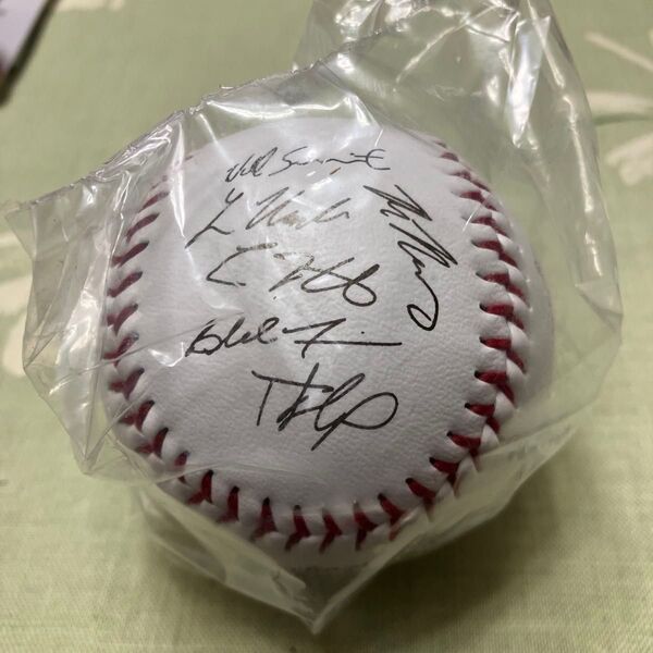 大谷翔平ドジャースワールドシリーズ優勝記念チームメンバーサイン入りボールとUVカットケース付き