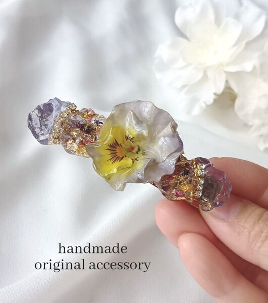 本物のお花・ビオラの鉱石型レジンヘアクリップ ヘアアクセサリー フリルビオラ