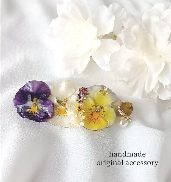 フリルビオラのレジンヘアクリップ ヘアアクセサリー