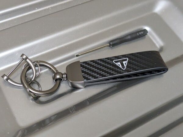 トライアンフ Triumph カーボン調革ベルト キーホルダー ②