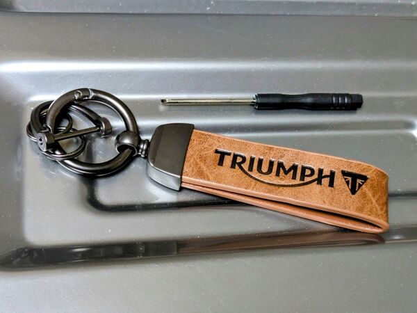 トライアンフ Triumph 革ベルト キーホルダー ベージュ