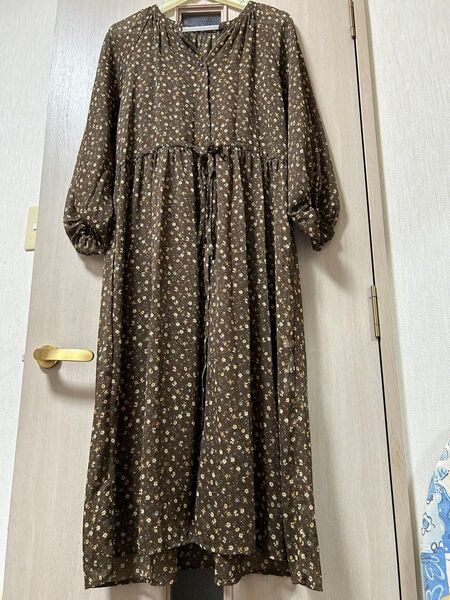 小花柄 ロングワンピース ブラウン