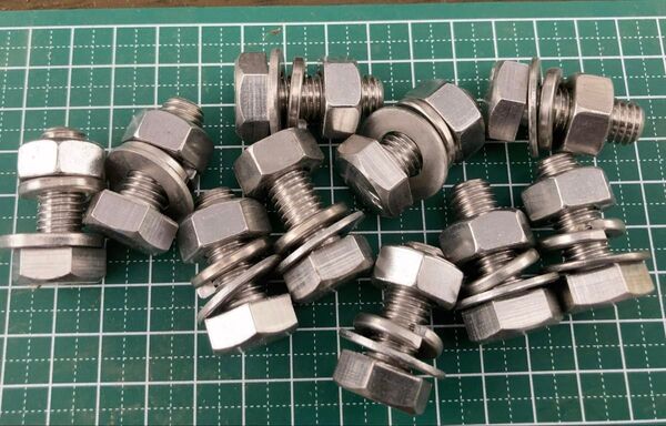 《JIS規格》ステンレス六角ボルトM10×25 10セット(スプリングワッシャー 平ワッシャ ナット 付)