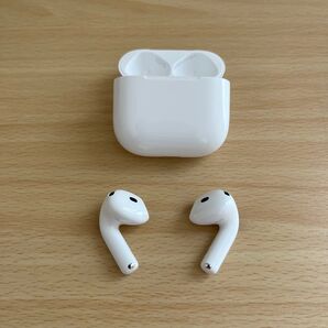 【使用期間2ヶ月!!】Apple AirPods 第4世代 MXP63J/A ワイヤレスイヤホン 0502
