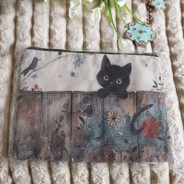 黒猫と花柄のフラットポーチ