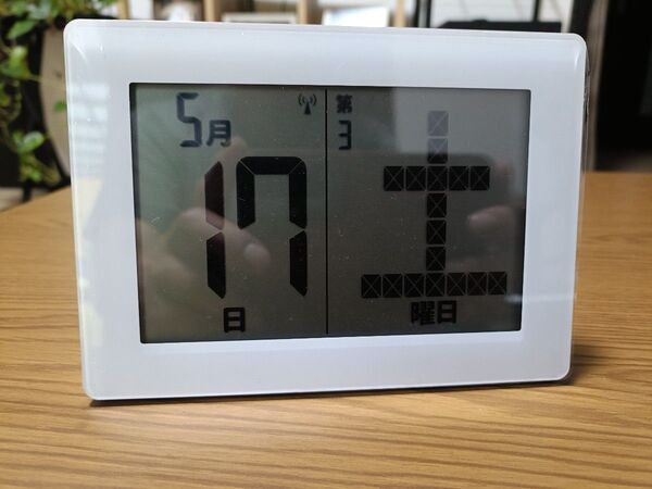 メガ曜日電波日めくりカレンダー 曜日 壁掛け 日めくり デジタル 電波 大画面 置き掛け兼用 ADESSO ホワイト 認知症