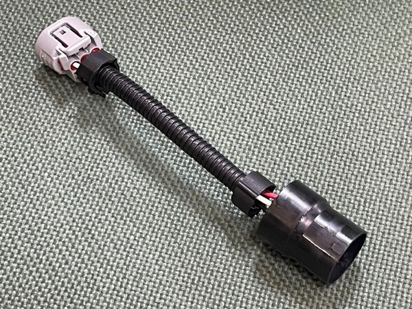 未使用品 丸型3ピン端子のオルタネーター装着車に楕円3ピン端子のオルタネーターを取り付ける際に必要になる変換ハーネスです。