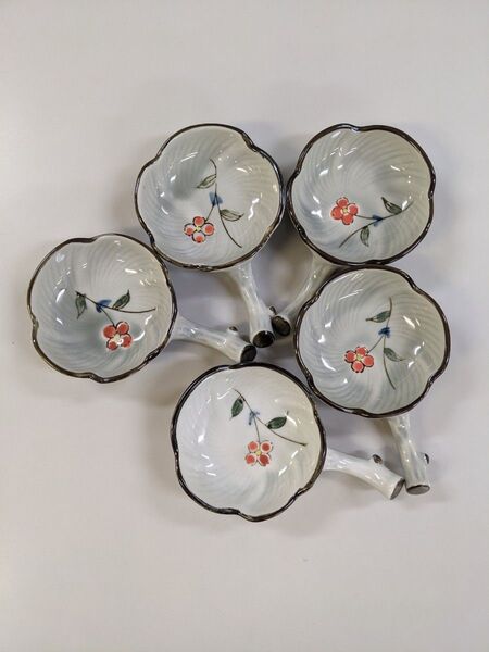 【新品未使用】箸置き付き小皿/醤油皿/小鉢 5個セット 花柄 和食器