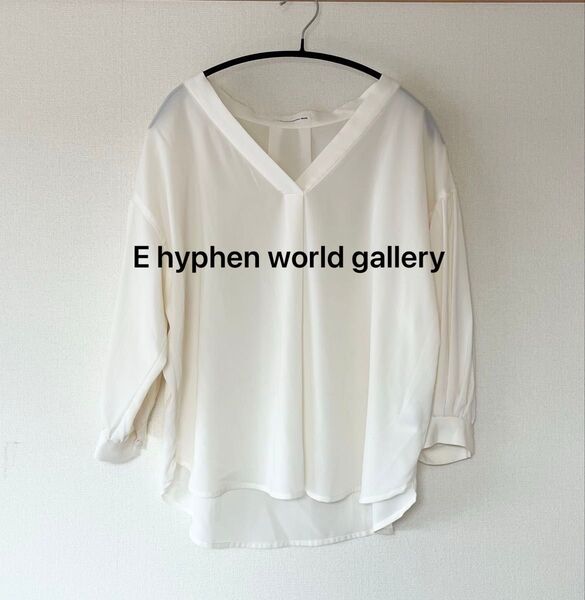 イーハイフンワールドギャラリー E hyphen world gallery Vネックブラウス オフホワイト 5分袖