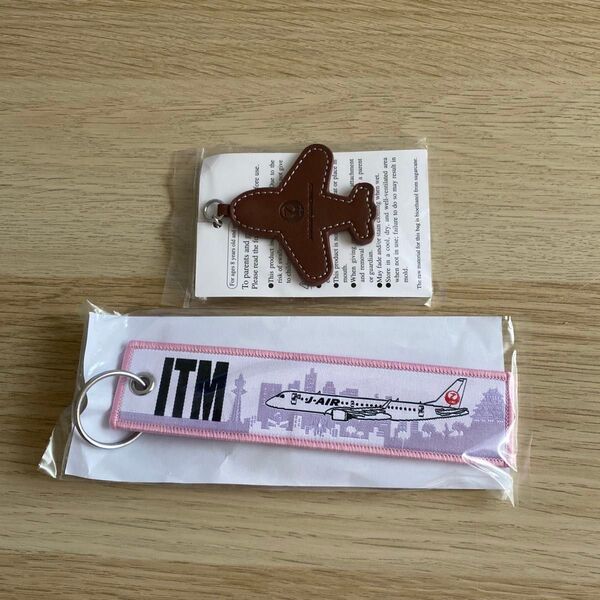 J-AIR ITMフライトタグと飛行機型のキーホルダー