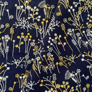 s22-n▼138×50cm▼コットンリネン刺生地▼花柄 ナチュラル ネイビー リーフ 草 植物 ブルー 紺色 ハンドメイド