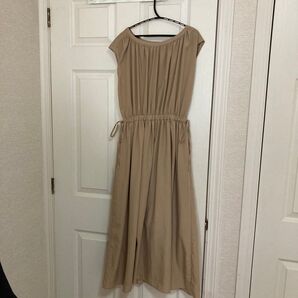 ベージュのオールインワン ワンピース