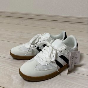 《新品》ラインスニーカー しまむら