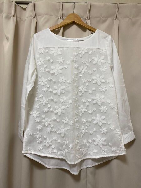 ☆未使用美品☆Mサンフラワー白地花柄刺繍のブラウスプルオーバー涼しい