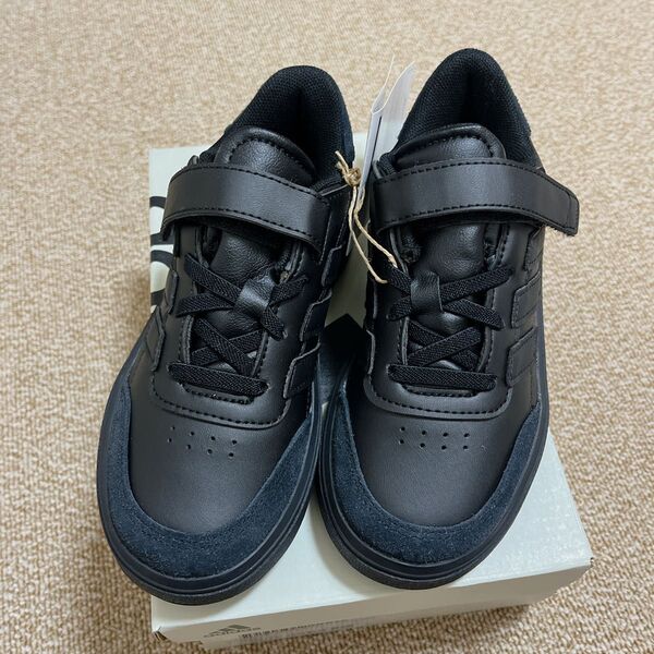 adidasキッズスニーカー 18cm