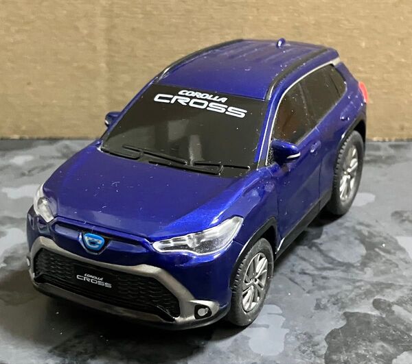 トヨタ カローラクロス プルバックカー ミニカー ダークブルー