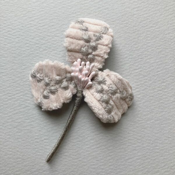 ハンドメイド ブローチ お花 ピンク ミナペルホネンはぎれ使用 コサージュ タンバリン