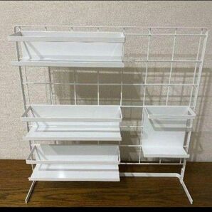 【定価総額1万ほど】 自立式メッシュパネルと付属品のセット。