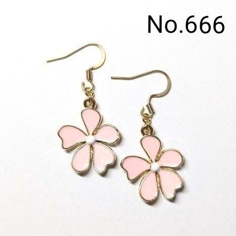 No.666 ハンドメイドピアス イヤリング 樹脂ピアス フラワーチャーム 花 ピンク アクセサリー
