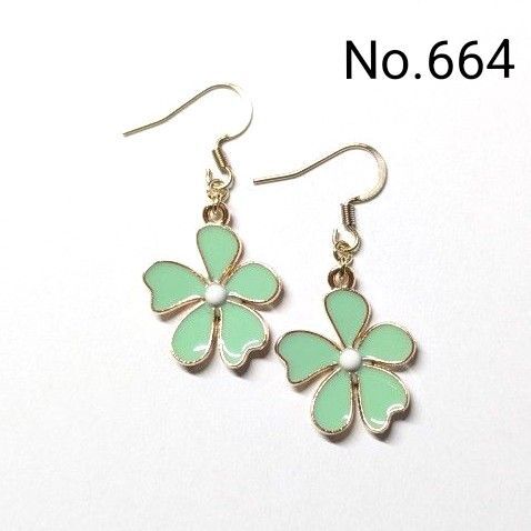 No.664 ハンドメイドピアス イヤリング 樹脂ピアス フラワーチャーム グリーン ゴールド アクセサリー