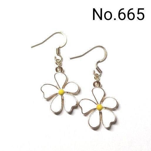 No.665 ハンドメイドピアス イヤリング 樹脂ピアス フラワーチャーム 花 ホワイト アクセサリー