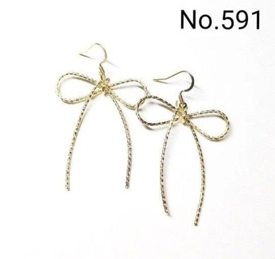No.591 ハンドメイドピアス イヤリング 樹脂ピアス リボンチャーム ゴールド 大き目 アクセサリー
