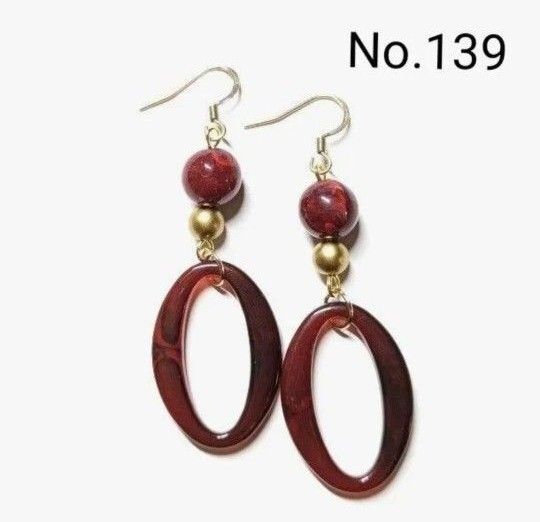 No.139 ハンドメイドピアス イヤリング 樹脂ピアス アクリルパーツ オーバル レッドマーブル 赤系 ゴールド アクセサリー