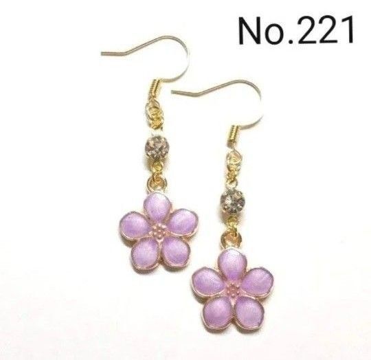 No.221 ハンドメイドピアス イヤリング 樹脂ピアス フラワーチャーム パープル ラインストーン アクセサリー