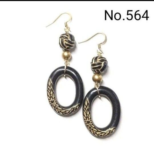 No.564 ハンドメイドピアス イヤリング 樹脂ピアス アンティーク調パーツ ブラック ゴールド アクセサリー