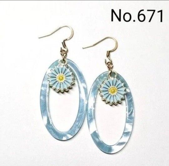 No.671 ハンドメイドピアス イヤリング 樹脂ピアス アクリルオーバルパーツ 模様 水色 フラワーチャーム アクセサリー
