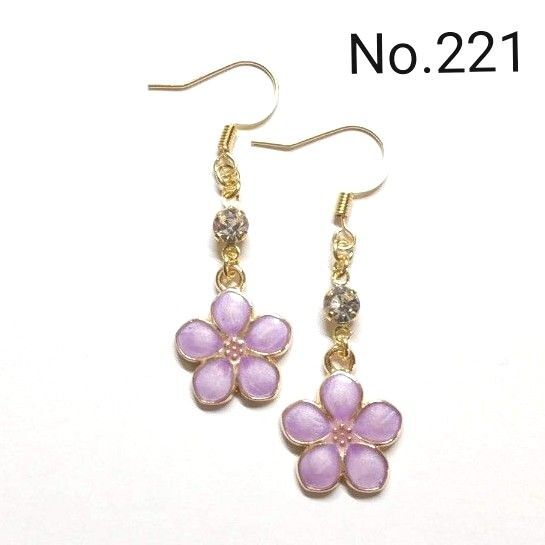No.221 ハンドメイドピアス イヤリング 樹脂ピアス フラワーチャーム パープル ラインストーン ゴールド アクセサリー