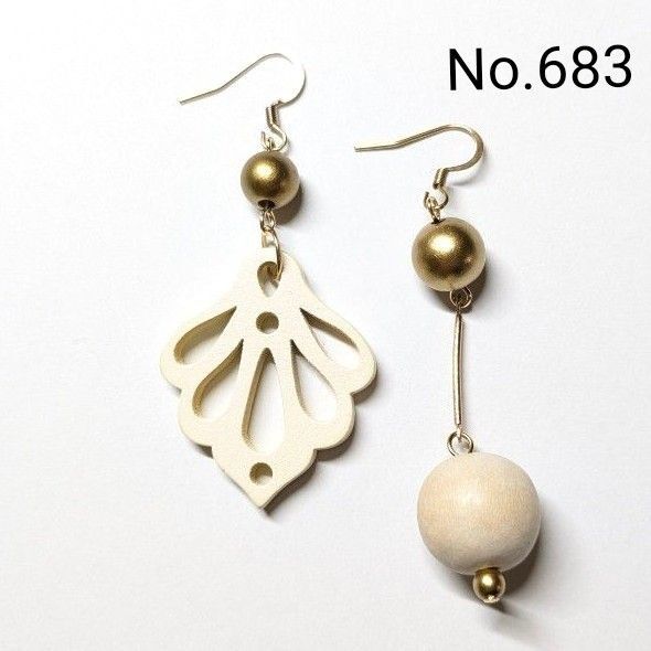 No.683 ハンドメイドピアス イヤリング 樹脂ピアス ウッドパーツ ゴールド アシンメトリー アクセサリー