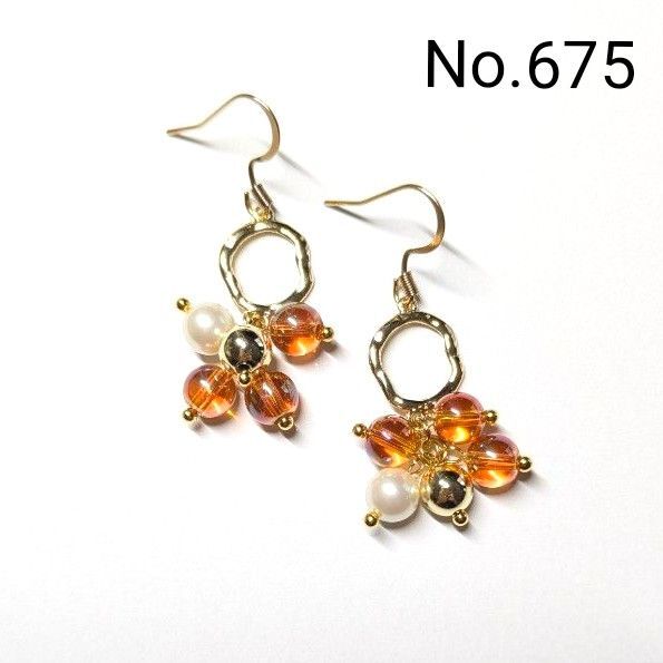 No.675 ハンドメイドピアス イヤリング 樹脂ピアス じゃらじゃらピアス ガラスビーズ パール ゴールド アクセサリー