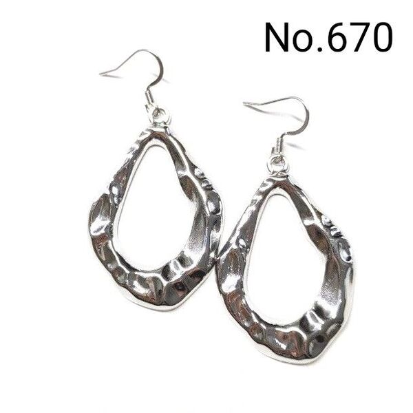 No.670 ハンドメイドピアス イヤリング 樹脂ピアス メタルパーツ シルバー アクセサリー