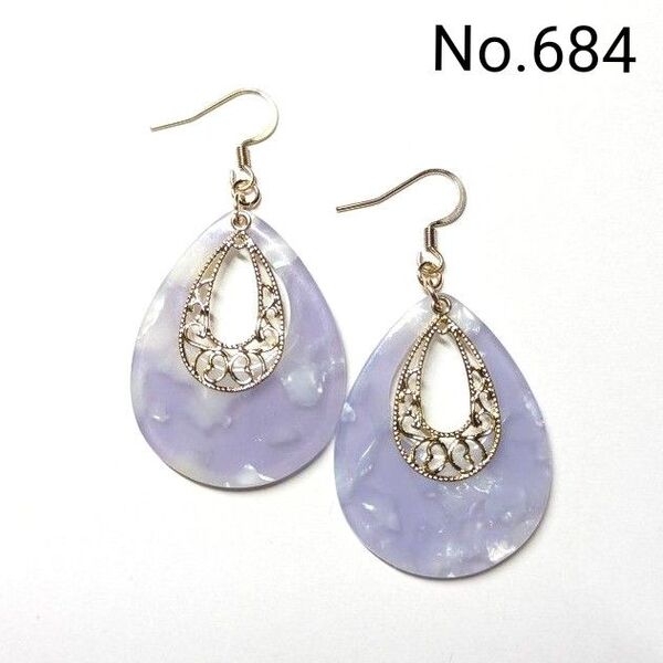 No.684 ハンドメイドピアス イヤリング 樹脂ピアス アクリルパーツ 雫型 ライトパープル? 模様 透かしチャーム