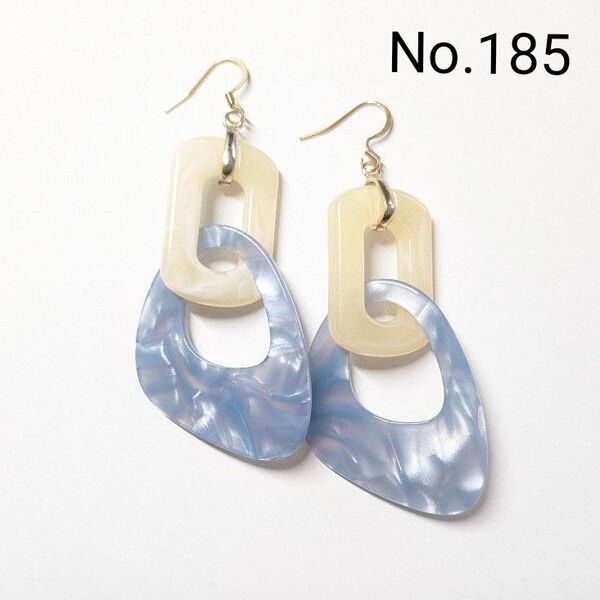 No.185 ハンドメイドピアス イヤリング 樹脂ピアス アクリルパーツ 大ぶり 水色模様 ベージュ四角 アクセサリー