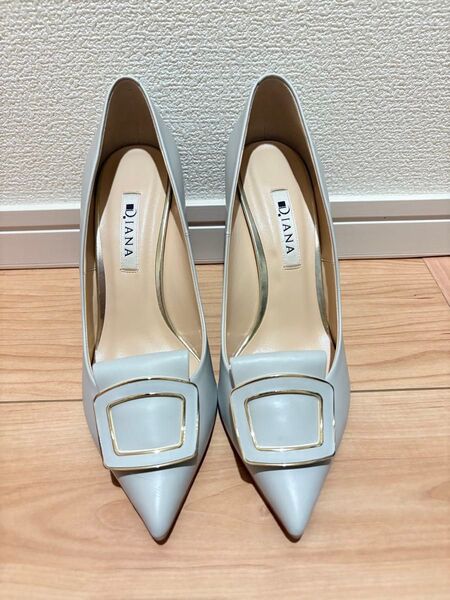 DIANA バックルモチーフパンプス ライトグレー 23.5cm