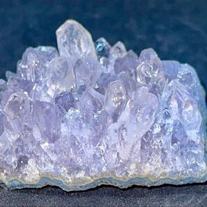 希少 アメジストクラスター ボリビア産 紫水晶 縦約3.6cm×約5.6cm 96g キラキラ 光具合角度で表情が変わります。
