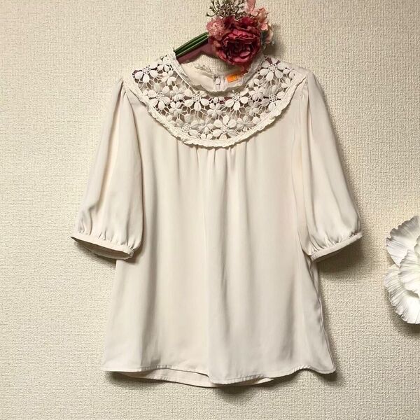 フィント 豪華なレースハイネック 半袖ブラウス F ベージュ 美品 プルオーバー
