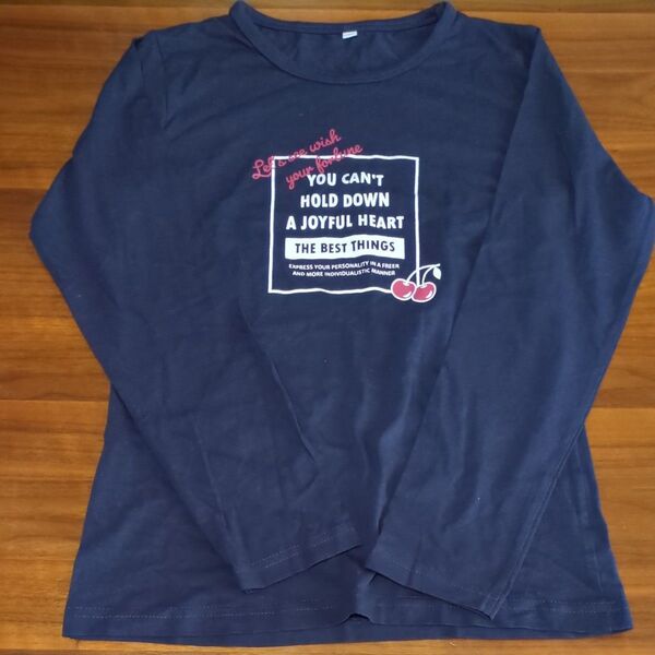ネイビーの長袖Tシャツ ロゴプリント