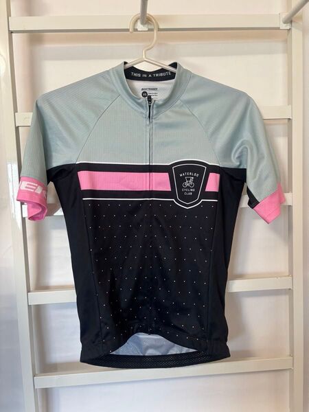TREKストアで購入したBontrager Waterloo Cycling Club サイクルジャージ ピンク XS、グローブ付